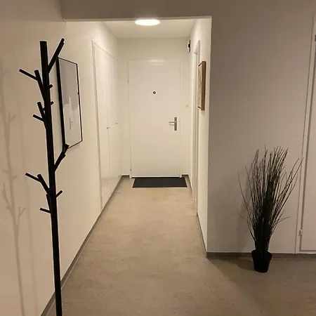 Comfort 1 And 2bdr Close To Airport Lägenhet