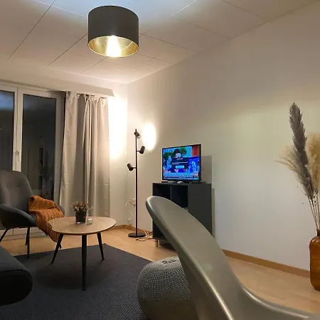 Comfort 1 And 2bdr Close To Airport * ציריך