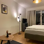 Comfort 1 And 2bdr Close To Airport Lägenhet